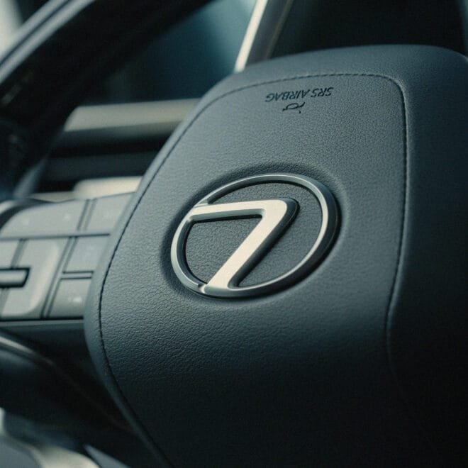 لكزس تغيّر شعارها تكريماً للإمارات السبع