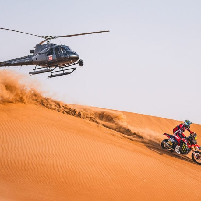 العطية يتألق ويشعل المنافسة في رالي أبوظبي الصحراوي