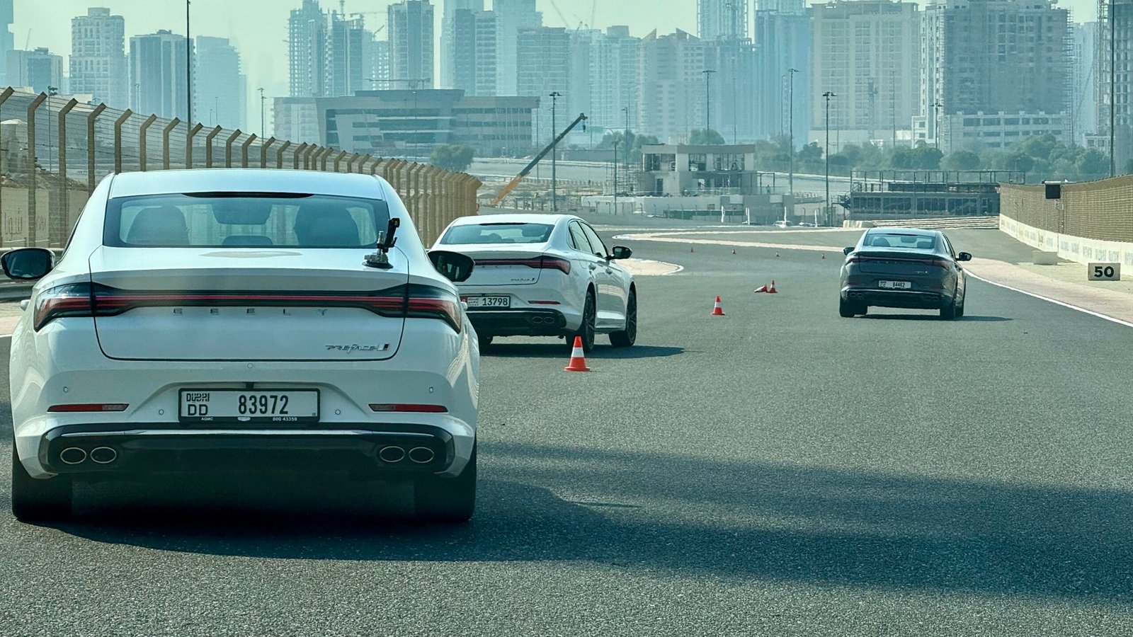 جيلي بريفيس: تجربة قيادة على حلبة دبي أوتودروم