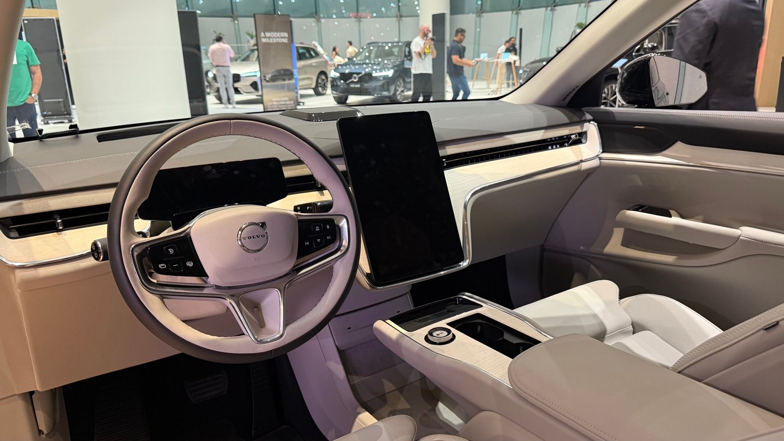 Volvo UAE Opens New Showroom in Festival City
