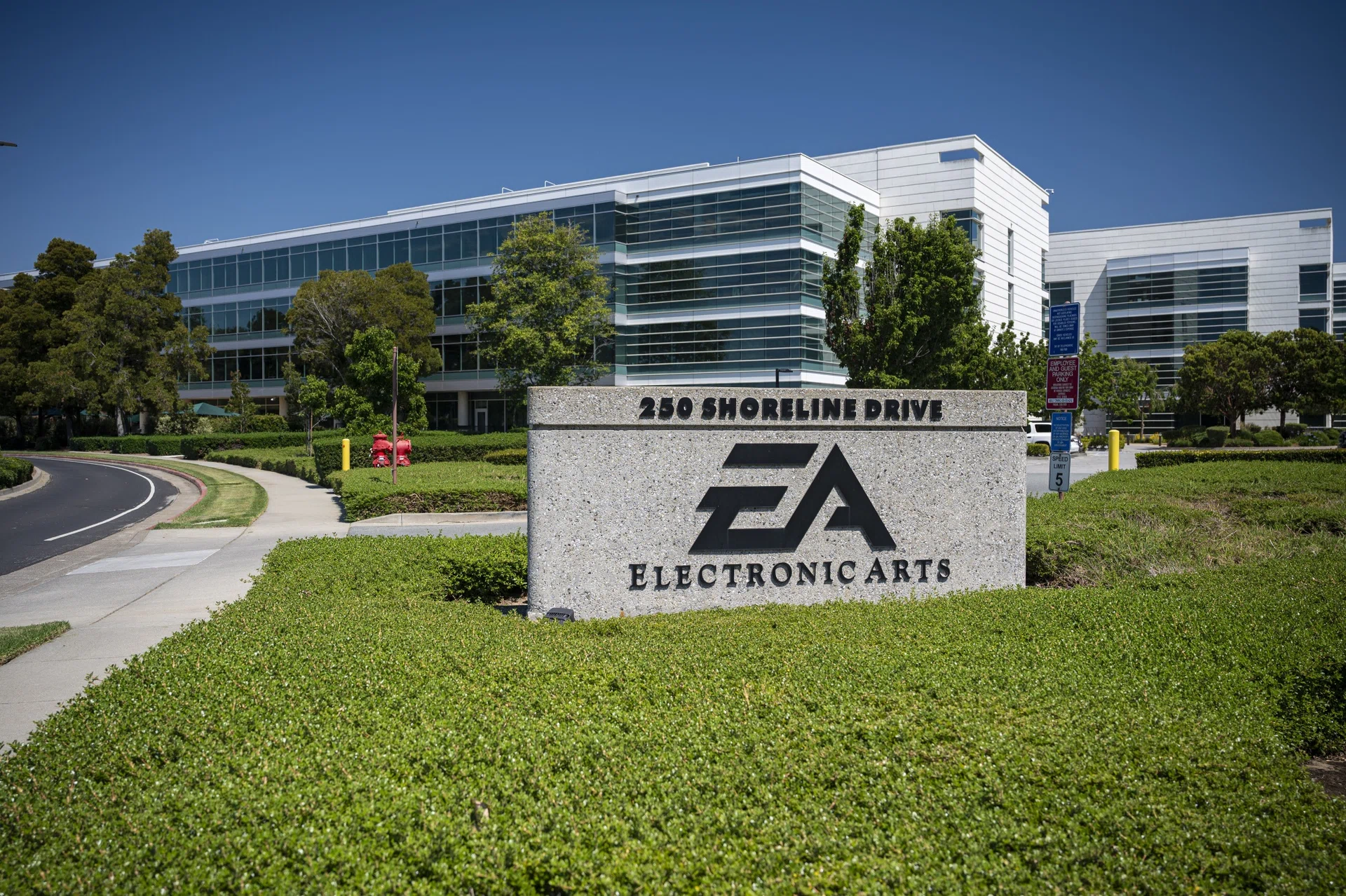 استحواذ شركة EA Games من قبل صندوق الاستثمارات العامة السعودي وشركائه