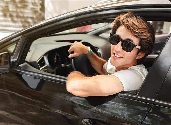 أحذية القيادة، النظارات الشمسية والإكسسوارات التي تُحدث فرقًا حقيقيًا
