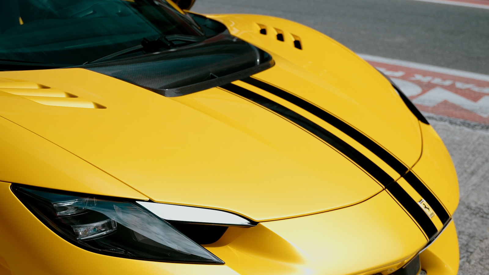 فيراري 296 سبيشيالي في دبي أوتودروم: تجربة أعادت تعريف الأداء