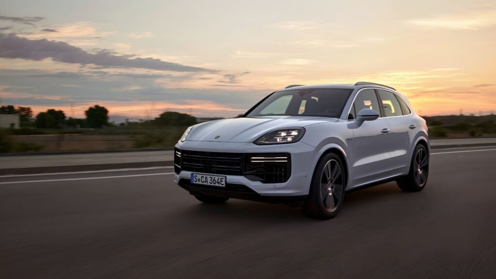 Lamborghini Urus vs Porsche Cayenne Turbo EV